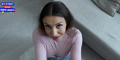 Beauty escapes from police in handcuffs and asks for shelter! HER FREE OF in the comments